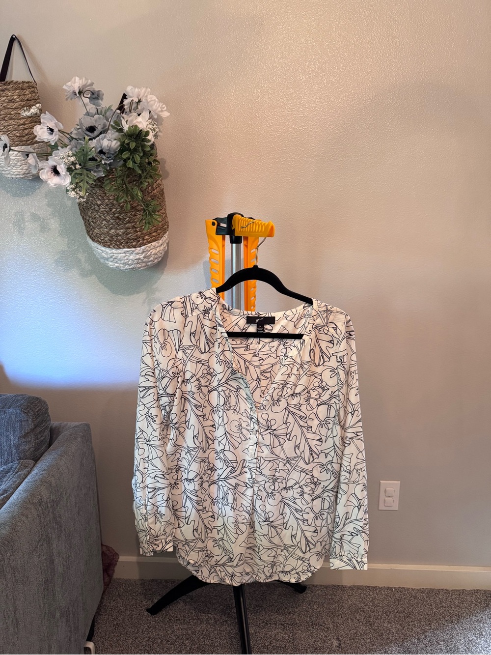 Women’s White Floral Outline Blouse size M